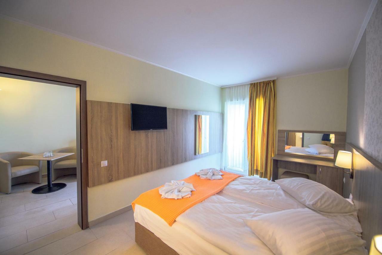 Hotel Piccadilly Mamaia Bagian luar foto